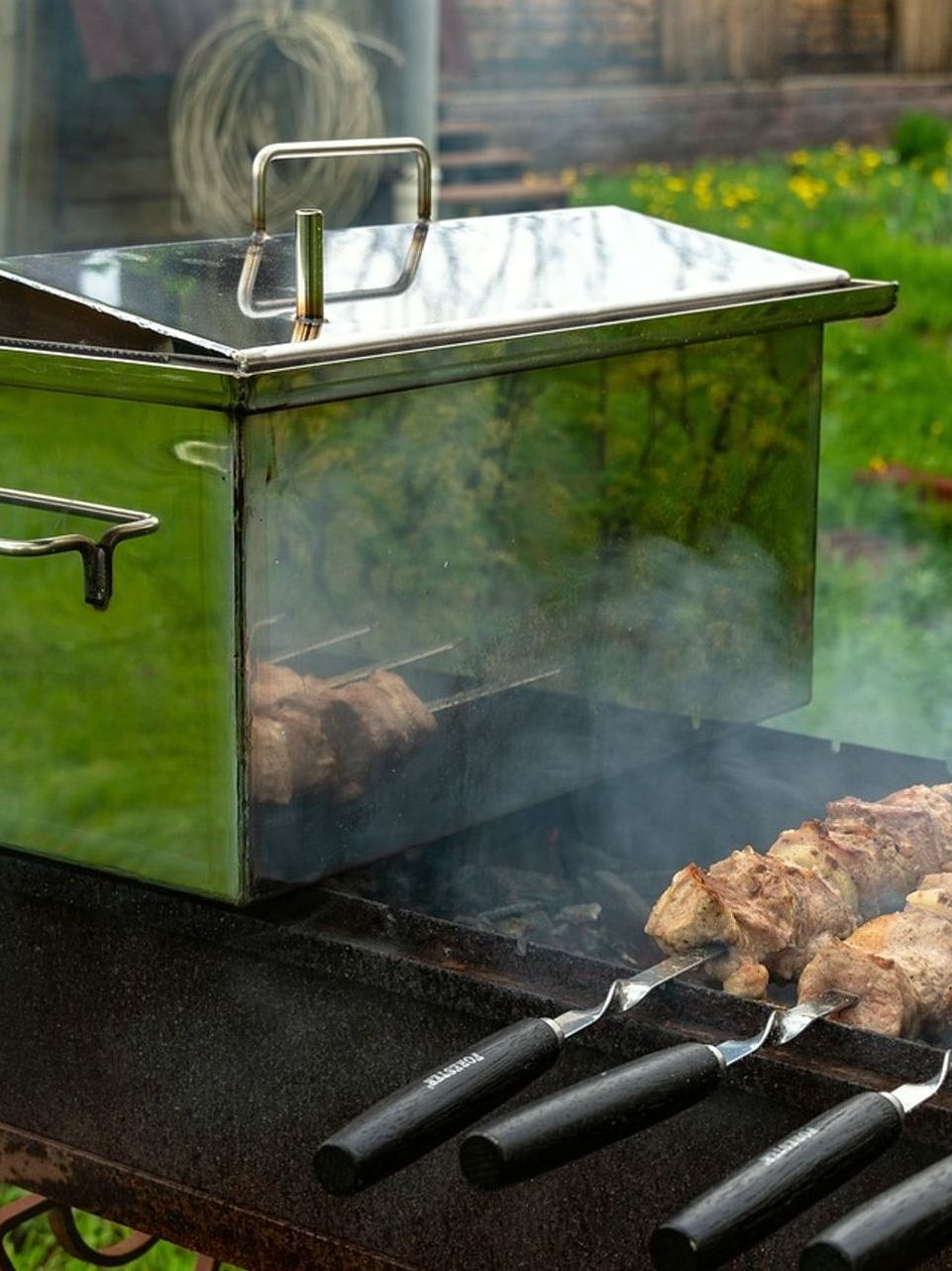 Jabutis e Lebres Selvagens Preparados para o Churrasco Rústico